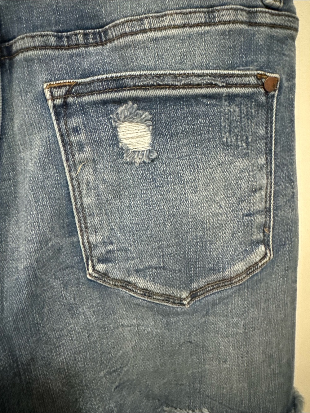 Women’s Medium Wash Denim Shorts Judy Blue Frayed Hem & Distressed Size Medium - Picture 7 of 8